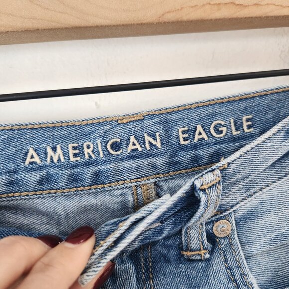 American Eagle Mom Jeans Light Wash Distressed Denim Relaxed Women's 2 - Picture 6 of 8